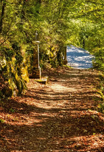 Talloires, Fransa - 08 Eylül 2020: Ortaçağ sütununda hacıların yol ve yönünü gösteren tarihi bir demir haç