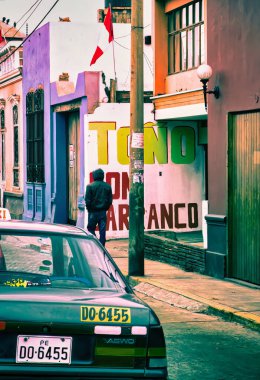 Lima, Peru - 13 Ağustos 2010: Bir Lima taksisi park halinde ve çevresindeki binaların bulunduğu bir sokakta bekliyor