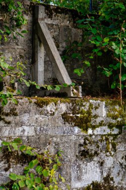 Alex, Fransa - 12 Eylül 2020: Ortaçağ kale koruma duvarına yakın plan veya takviye