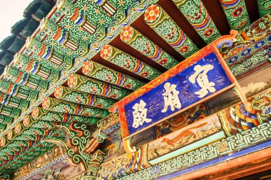 Sokcho, Güney Kore - 8 Haziran 2015: Dekorasyon ve detaylarla dolu etkileyici bir tapınağın kapağı. Seoraksan Güney Kore 'nin en tanınmış ulusal parklarından biridir..