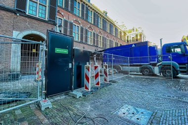 Lahey, Hollanda - 16 Aralık 2021: yenilenmekte olan Hollanda parlamentosunda geçici bir acil durum kapısı