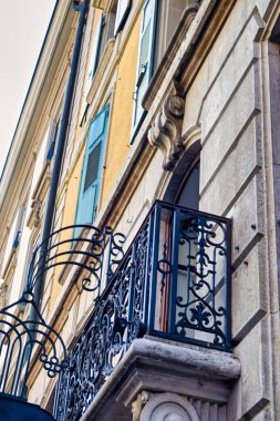 Lozan, İsviçre - Eylül 05 2020: Fenerleri ve panjurları olan eski küçük sokakları olan tarihi ortaçağ kasabası Lozan