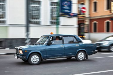 Moskova, Rusya - 11 Eylül 2010: Bir devlet yetkilisi, Sovyet arabasıyla şehir merkezindeki caddelerde hareket halinde.