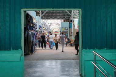Almaty, Kazakistan - 17 Haziran 2017: Yeşil çarşıya yeşil giriş kapıları, şehir merkezindeki zelyony pazarı