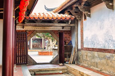 Taichung şehri, Tayvan - 06 Aralık 2016: Tahta, dekorasyon ve ejderhaların detaylarıyla ünlü tarihi ahşap tapınak Lukang