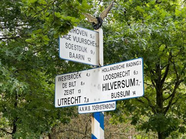 Senaar, Hollanda - 31 Temmuz 2023: Hollanda 'da sokak ve bisiklet yolları üzerinde kullanılan eski Hollanda yön işaretleri