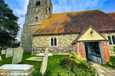 Bognor Regis, Birleşik Krallık - Mart 06 2022: Önünde kule ve mezar taşları olan antik bir gotik İngiliz kilisesi