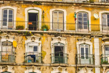 Lizbon, Portekiz - 7 Mart 2008: Yıkanma sırasında tarihi bir binanın cephesi hatlarda kuruyor