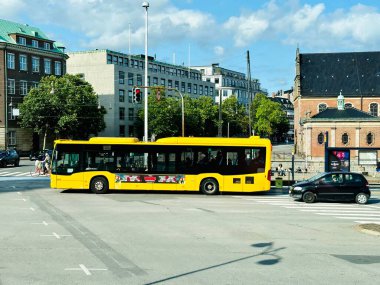 Kopenhag, Danimarka - 24 Temmuz 2023: Yollarda toplu taşıma otobüsü kullanan otomobil kamyonları ve otobüsler