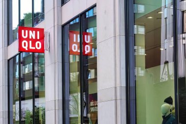 Den Haag, Hollanda - 01 Kasım 2021: alışveriş merkezindeki büyük bir mağazanın girişi