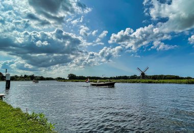 Leidschendam, Hollanda - 24 Ağustos 2021: İnsanlar Hollanda 'da küçük bir teknede oturuyorlar.