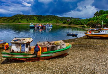 Castro, Şili - 08 Kasım 2014: Renkli Castro Chiloe ahşap evleri ve karada uzanan bir tekne manzarası