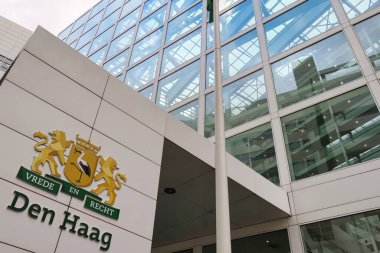 Den Haag, Hollanda - 03 Kasım 2021: belediye binasının bulunduğu modern beyaz ve cam mimari binanın dışı