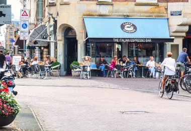 Lahey, Hollanda - 20 Ağustos 2021: insanlar terasta oturup İtalyan espresso barında kahve içiyorlar.