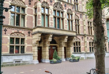 Lahey, Hollanda - 20 Ağustos 2021: Genel işler bakanlığının bulunduğu zarif bir tarihi hükümet binasının girişi