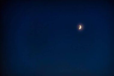 Menthon Saint Bernard, Fransa - 29 Ağustos 2020: Gökyüzünde küçük bir ay ışıldıyor ve açık bir akşamda iyi görülebiliyor