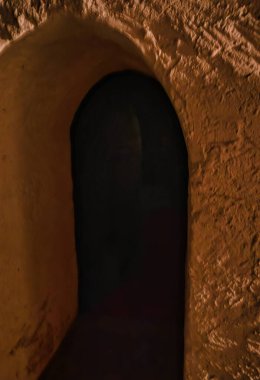 Menthon Aziz Bernard, Fransa - 22 Eylül 2020: Gizli ve gizemli görünen kemerli kapı gecenin karanlığında kalın bir duvarda yapıldı