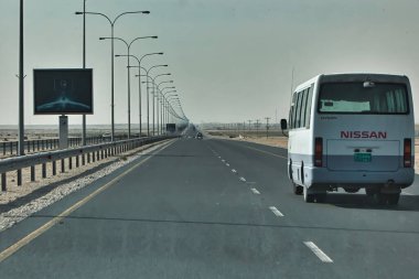 Doha, Katar - 27 Ocak 2010: Çölde kısmen terk edilene kadar devasa bir otoyol altyapısı inşa edildi