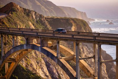 Big Sur, ABD - 18 Şubat 2020: Big Sur ve dünyaca ünlü Bixby Köprüsü 'nün etkileyici bir manzarası