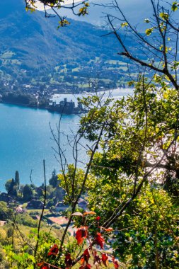 Talloires, Fransa - Eylül 08 2020: Annecy Gölü 'nün manzarası, dağları ve Saint Jorioz Kalesi