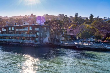 Sausalito, ABD - 12 Şubat 2020: Sausalito tepelerindeki malikane ve otel olarak pahalı gayrimenkul