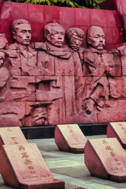 Chengdu, Çin - 29 Kasım 2009: Komünist bir anıt devrimde ölen vatanseverler için bir anıt olarak kırmızı taştır.