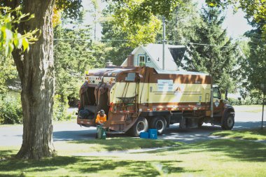 Port Perry, Kanada - Eylül 05 2023: tam çöp tenekeleri ve geri dönüşüm varoşlarına konuldu ve belediye işçilerim toplandı.