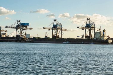Rotterdam, Hollanda - 22 Kasım 2021: Demir cevheri sanayi limanındaki dev vinçlerle boşaltılıyor