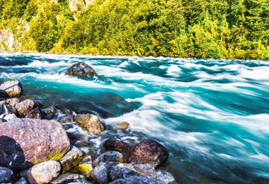 Puerto Varas, Şili - 10 Kasım 2014: Şili 'nin güneyindeki dağlara dökülen sular, çağlayan kayalar ve çağlayan nehirler veya dereler