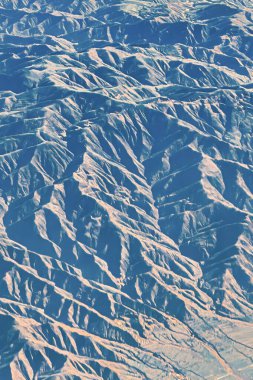 Pekin, Çin - 17 Temmuz 2010: Çin 'de keskin kenarları ve gölgeleri olan gizemli bir dağ sırası