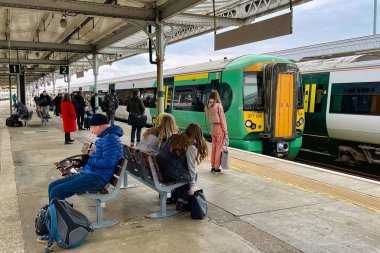 Bognor regis, Birleşik Krallık - Mart 06 2022: Birçok yolcu bir İngiliz tren platformunda kalkış için bekliyor