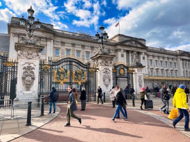 Londra, Birleşik Krallık - 6 Mart 2022: Buckingham Sarayı 'nın giriş kapısı önünde turistler ve diğer ziyaretçiler