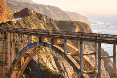 Big Sur, ABD - 18 Şubat 2020: Big Sur ve dünyaca ünlü Bixby Köprüsü 'nün etkileyici bir manzarası