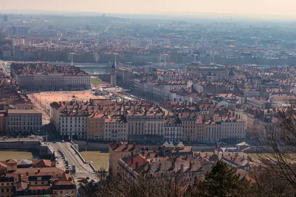 Lyon, Fransa - Mart 06 2014: Fouviere Katedrali 'nin terasından Lyon Panoraması