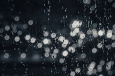 Dışarıdaki fırtınanın penceresine yağmur damlaları düşer ama dışarıda karanlıkta Noel ışığı varken içeride rahat olmak...