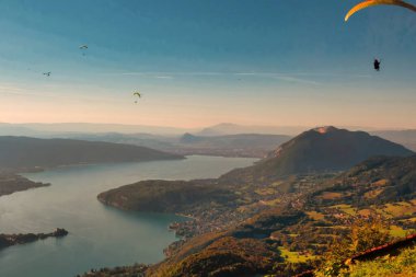 Talloires, Fransa - Eylül 08 2020: Annecy Alp Gölü 'nden Montmin' den panorama