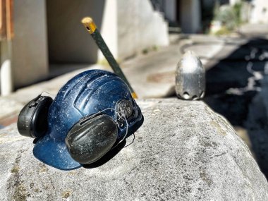 Menthon Saint Bernard, Fransa - 07 Eylül 2021: profesyonel bir işçi bir pompalı araba ve kanalizasyon borusunu temizlerken yüksek basınçlı hortumla meşgul