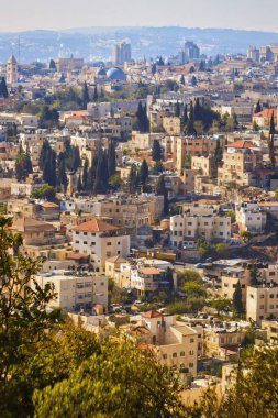 Kudüs, İsrail - 12 Kasım 2010: Büyüyen Kudüs şehrinin tepesinden yapılan bir panorama manzarası