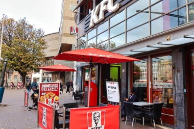 Den Haag, Hollanda - Kasım 03 2021: KFC adında bir Amerikan fast food restoranının dışı