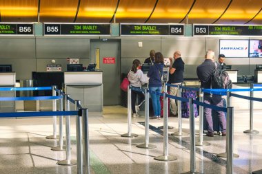 Los Angeles, ABD - 21 Şubat: Birçok yolcu Los Angeles uluslararası havaalanına giriş için kuyrukta bekliyor