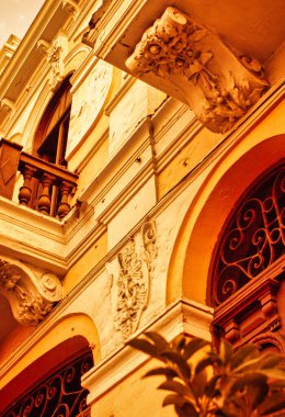 Lima, Peru - 14 Ağustos 2010: Kemerli ve balkonlu tarihi bir sömürge tarzı Lima binasının cephesi