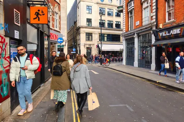 Londra, Birleşik Krallık - 6 Mart 2022: SOHO mahallesinde kaldırımda birçok modern insan ile cadde meşgul