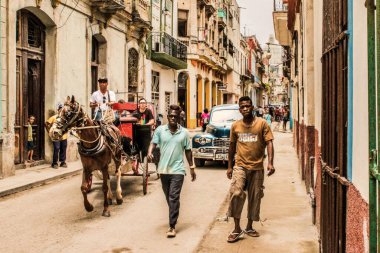 Havana, Küba - Temmuz 06 2018: At ve at arabalı Havana şehir manzarası