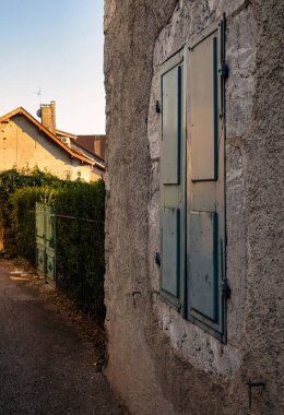 Talloires, Fransa - Eylül 08 2020: Pencerelerinin yanında kepenkleri olan bir Fransız dağlık evi.