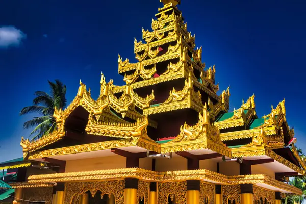 Bago, Myanmar - 02 Aralık 2012: Shwe Maw Daw pagoda ve Bago 'daki altın parıltılı tapınak