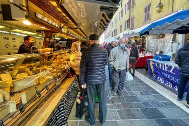 Annecy, Fransa - 15 Ekim 2021: Birçok insan çiftçi pazarındaki bir ortaçağ Fransız kasabasının sokaklarında yürüyor.