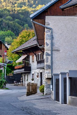 Alex, Fransa - 12 Eylül 2020: tarihi dağ evi ve dağ manzaralı küçük bir Fransız Alp köyü manzarası