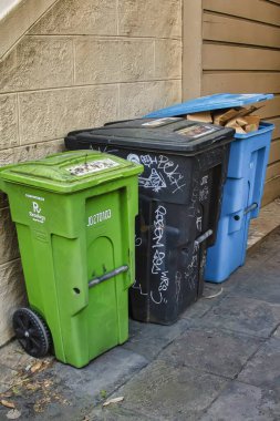 San Francisco, ABD - 11 Şubat 2020: 3 konteynır geri dönüşüm amacıyla bir evin önünde