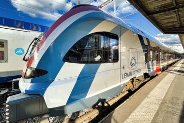 Annecy, Fransa - 22 Ekim 2021: Cenevre 'yi bölgesel bir istasyona bağlayan yeni bir İsviçre RER treni