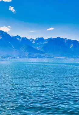 Montreux, İsviçre, Eylül 05: 2020: Dağları ve durgun suları olan ünlü Cenevre Gölü 'nün panoramik manzarası